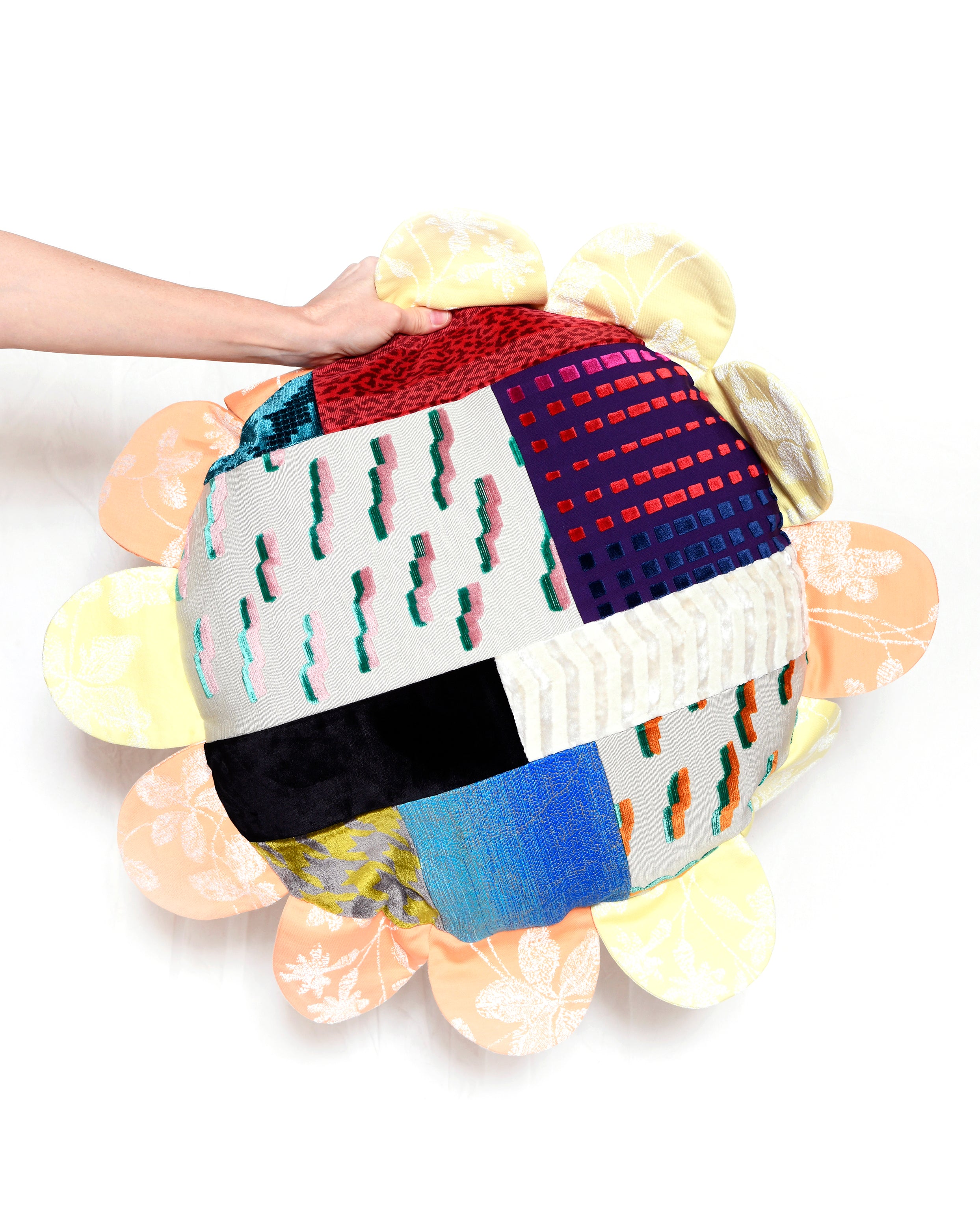 #2511 WW CUSHION BUMBLEBEE VELVET TOUCH SPHERE