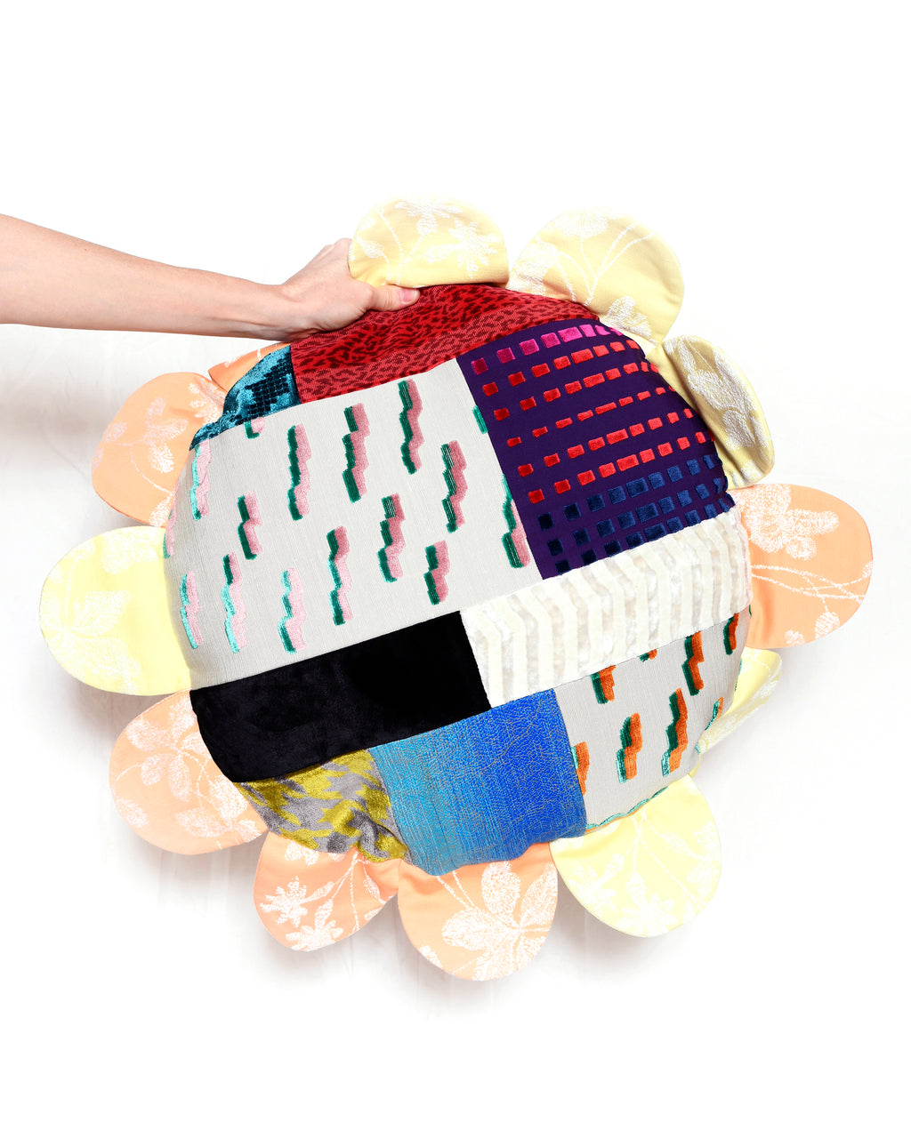 #2511 WW CUSHION BUMBLEBEE VELVET TOUCH SPHERE