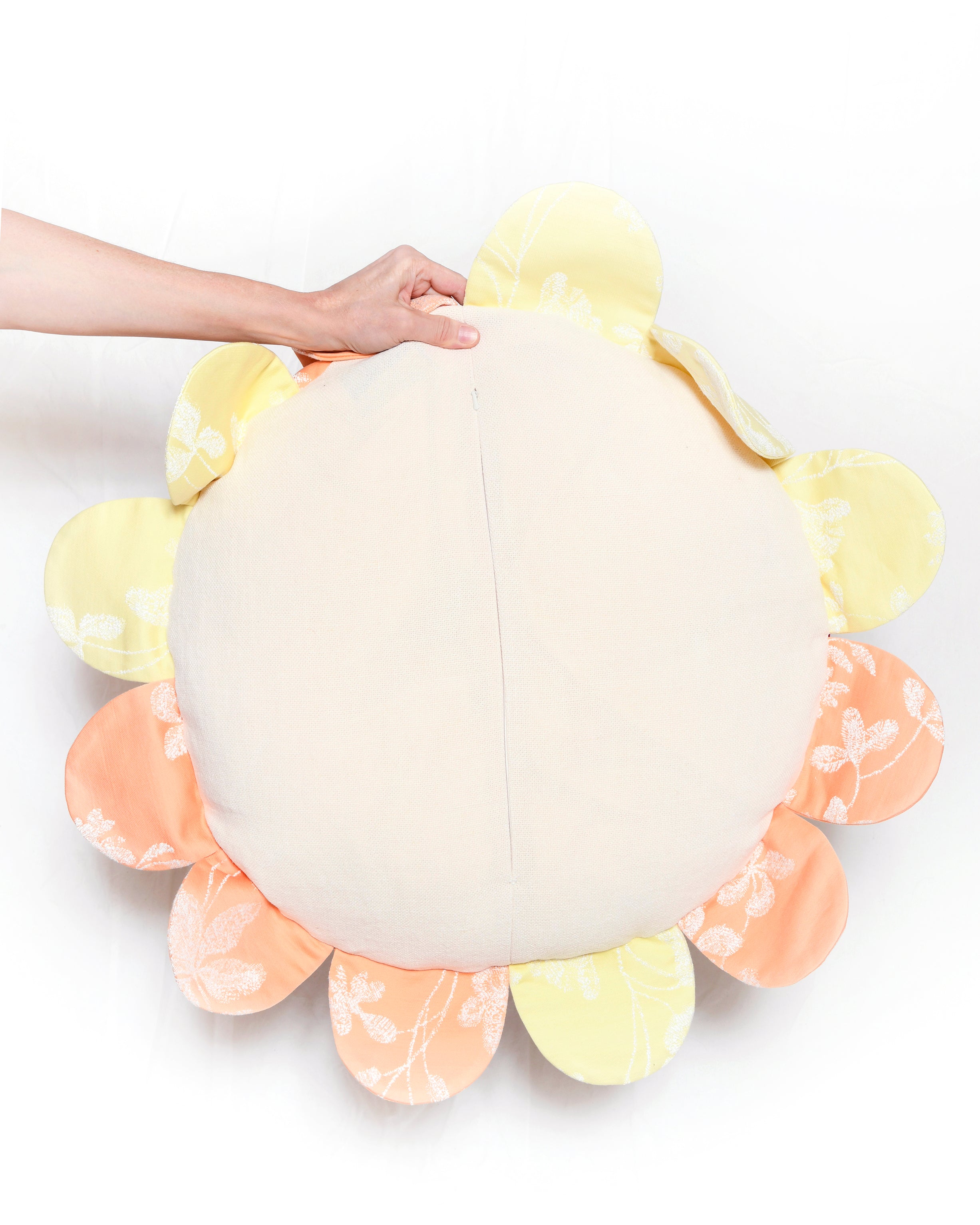 #2511 WW CUSHION BUMBLEBEE VELVET TOUCH SPHERE